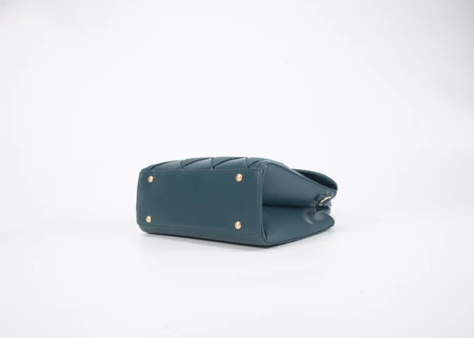 Set consisting of a medium-sized handbag with an elegant - Green