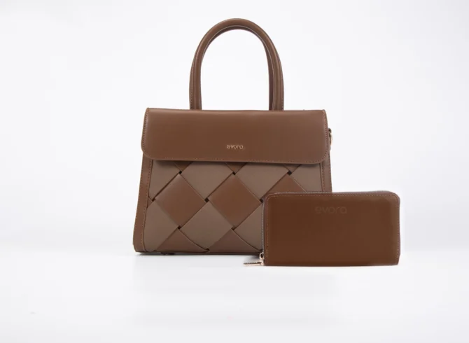 Set consisting of a medium-sized handbag with an elegant - Brown