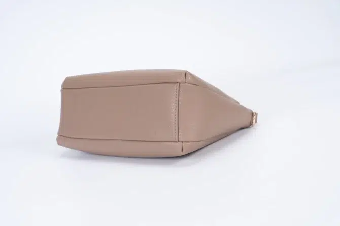 A shoulder bag for women that exudes an abundance of charm- beige